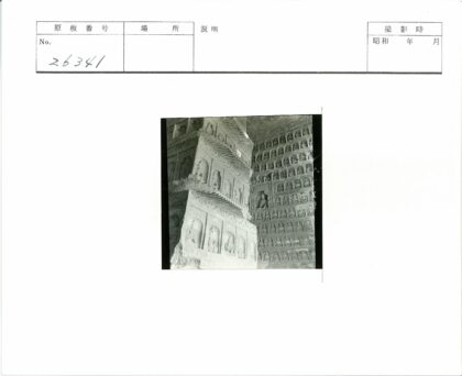 岩石墙上的精美佛像雕刻.jpg