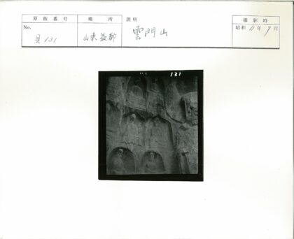 岩石壁龛人物雕像特写.jpg