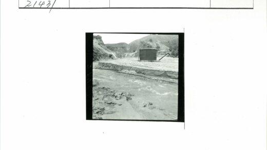 岩石小溪与圆柱水箱山景.jpg