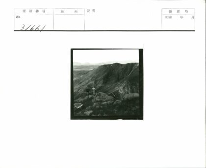 岩石山上的两人与远山.jpg
