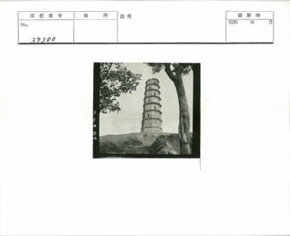 岩石山上的多层塔楼阴天景色.jpg