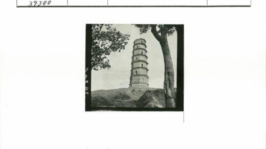 岩石山上的多层塔楼阴天景色.jpg