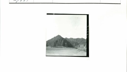 岩石山与开阔空地风景.jpg