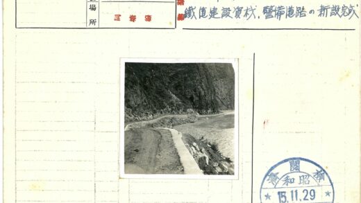 岩石山与河流间的蜿蜒土路.jpg