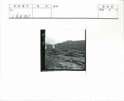 岩石山丘上的古老石建筑.jpg