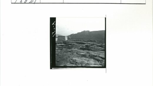 岩石山丘上的古老石建筑.jpg