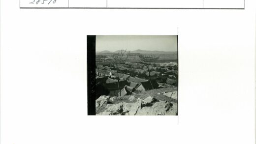 岩石山俯瞰屋顶与远山.jpg