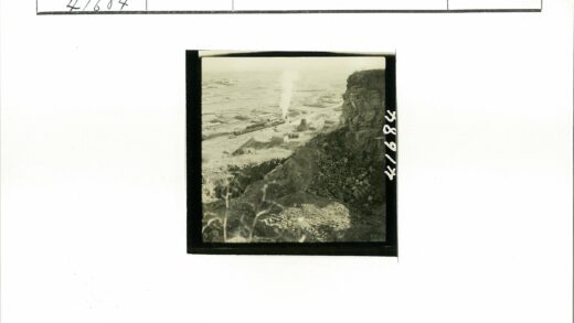 岩石山俯瞰火车穿行稀疏建筑景观.jpg