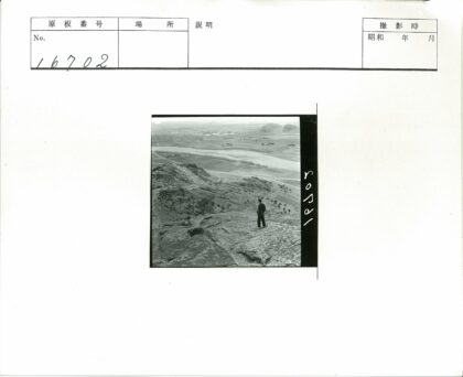 岩石山俯瞰田野远山.jpg
