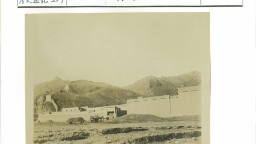 岩石山前围墙建筑与马车.jpg
