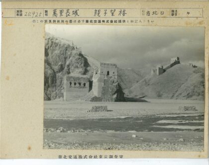 岩石山古堡与河流景观.jpg