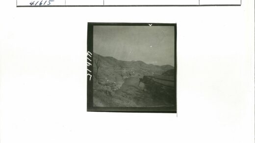 岩石山地蜿蜒河流景观.jpg