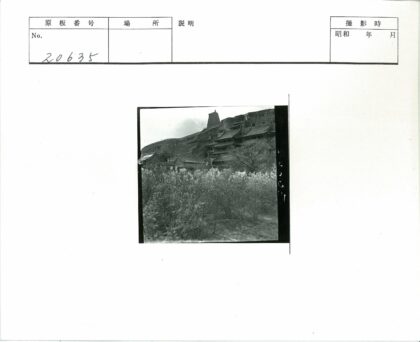 岩石山坡上的传统建筑群.jpg