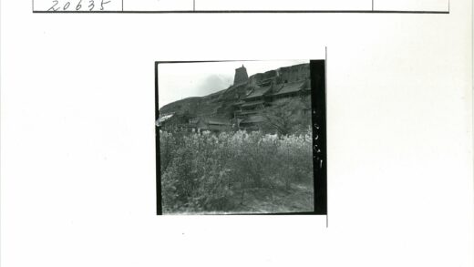 岩石山坡上的传统建筑群.jpg