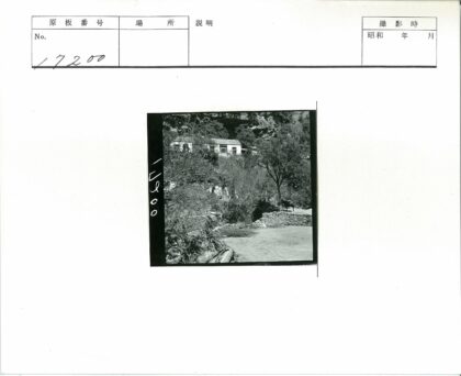岩石山坡上的质朴建筑.jpg