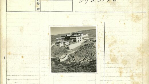 岩石山坡建筑群晴空景观.jpg