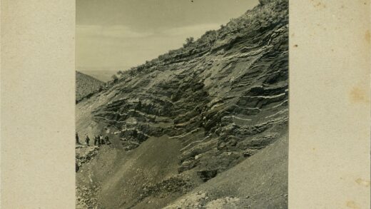 岩石山坡户外人群合影.jpg