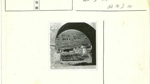 岩石山坡石建筑拱门景观.jpg