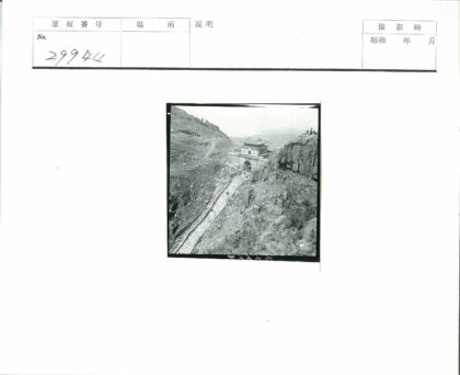 岩石山坡石门楼阶梯景观.jpg