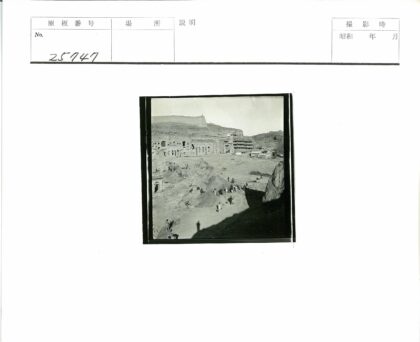 岩石山旁古寺庙土路行人.jpg