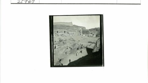 岩石山旁古寺庙土路行人.jpg