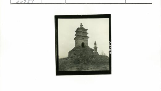 岩石山阶梯石塔入口.jpg