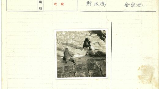 岩石岸边垂钓长竿.jpg