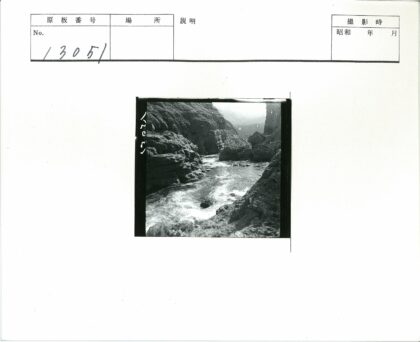 岩石峡谷激流黑白风景照.jpg
