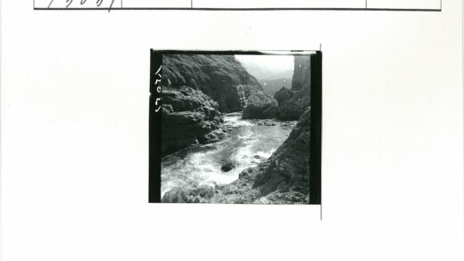 岩石峡谷激流黑白风景照.jpg