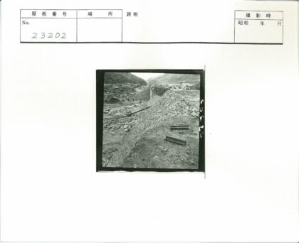 岩石工地施工与山景建筑.jpg