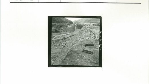 岩石工地施工与山景建筑.jpg