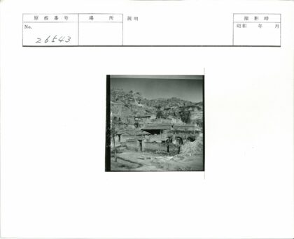 岩石拱门与平顶建筑群.jpg