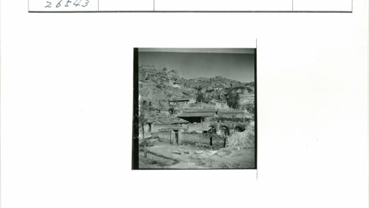 岩石拱门与平顶建筑群.jpg