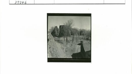 岩石景观与瓦顶建筑.jpg