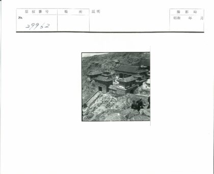 岩石景观中的传统石头建筑群.jpg