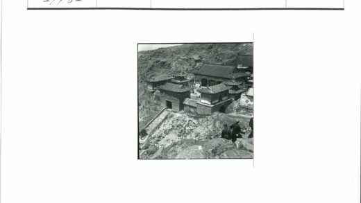 岩石景观中的传统石头建筑群.jpg