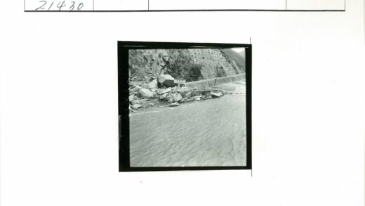 岩石河滨与陡峭山丘景观.jpg