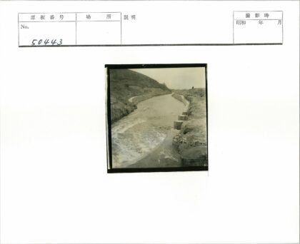岩石河道云天下崎岖地形.jpg