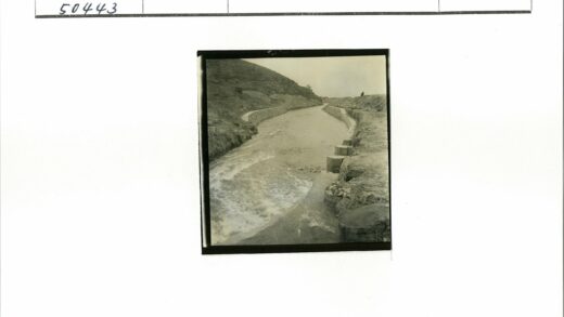 岩石河道云天下崎岖地形.jpg