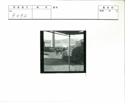 岩石泥土与远山自然景观.jpg