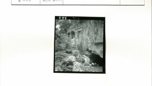 岩石洞穴入口与拱形雕刻自然景观.jpg