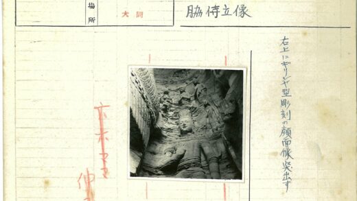 岩石浮雕佛像与侍从群像.jpg