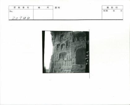 岩石浮雕佛像与建筑细节.jpg