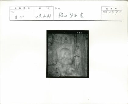 岩石浮雕坐像与立像.jpg