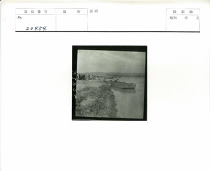岩石海岸木船远山风景.jpg