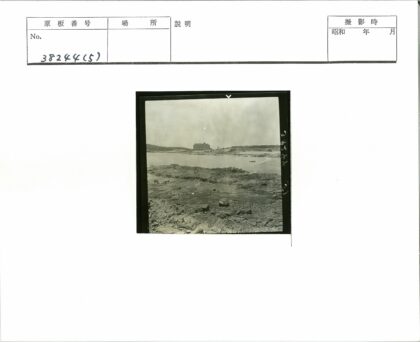岩石海岸线与城市建筑群.jpg