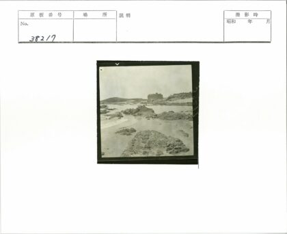 岩石海岸线与远山高楼.jpg
