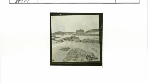 岩石海岸线与远山高楼.jpg