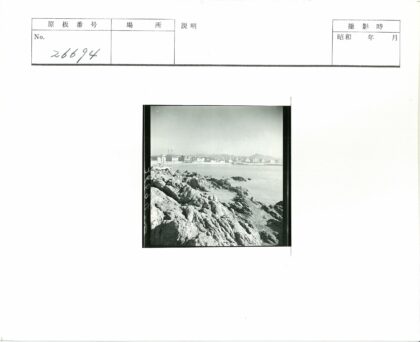 岩石海岸线远眺山海建筑.jpg