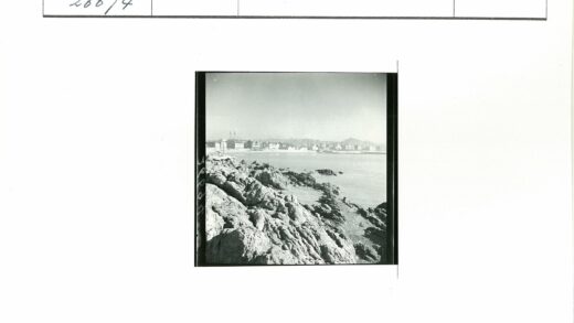 岩石海岸线远眺山海建筑.jpg